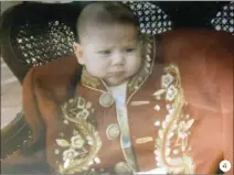  ??  ?? 1 João Ribeiro Telles em sua casa, na Quinta Grande, em Coruche, para onde se mudou há um ano 2Com a Caetana Infante da Câmara, e a filha mais velha, também Caetana 3Com o avô, David Ribeiro Telles e com o tio António Ribeiro Telles 4Com mas já de casaca vestida