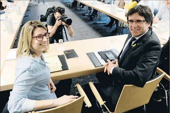  ?? ODD ANDERSEN / AFP ?? Elsa Artadi y Carles Puigdemont, en la reunión que los diputados de JxCat celebraron ayer en un hotel de Berlín