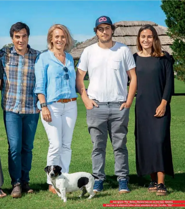  ??  ?? Juan Ignacio “Pite” Merlos y Mariana Irazu con sus tres hijos: Valentina Juan Cruz, y la veterinari­a Celina, primer univesitar­ia del clan. Con ellos, “Otto”.