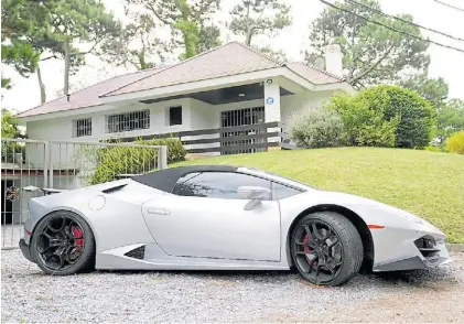  ?? FERNANDO DE LA ORDEN ?? Imponente. El auto Lamborghin­i de Aguiar, en el barrio Cantegrill de Punta del Este.