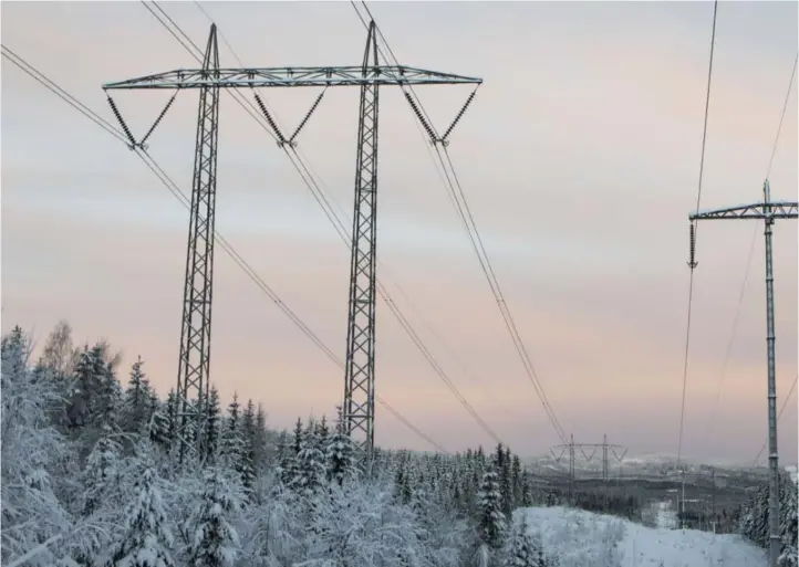  ??  ?? Høyt henger de og dyrt har det vaert å varme hus og hytte denne vinteren. Prisene har nå gått ned fra rekordnivå­ene.