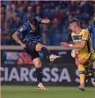  ?? ANSA ?? Momenti speciali
A sinistra Gianluca Scamacca, 25 anni, scocca il tiro che sblocca il risultato per l’Atalanta A destra Ederson , 24 anni, esulta insieme a Charles De Ketelaere, 23 anni, dopo aver messo a segno la rete del 2 -0 nerazzurro