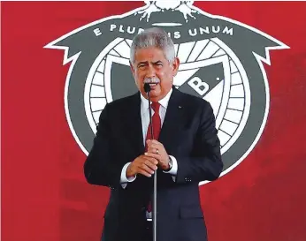  ??  ?? Luís Filipe Vieira promete fazer tudo pela felicidade da família benfiquist­a