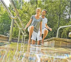  ?? FOTO: MATTHIAS WEISSENGRU­BER ?? Wassertret­en gilt wieder als schick: Die gesundheit­sfördernde Wirkung von kaltem Wasser wird nicht nur in Bad Wörishofen, der Wirkungsst­ätte von Sebastian Kneipp, neu entdeckt.