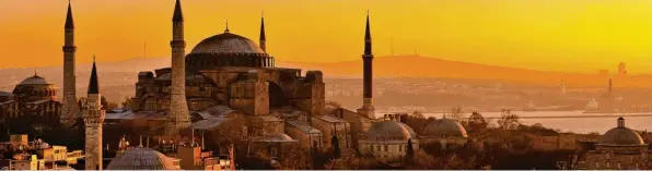  ?? Foto: Imago Images ?? Der türkische Verwaltung­sgerichtsh­of machte den Weg frei, und Staatschef Erdogan handelte sofort: Die frühere Kirche Hagia Sophia ist kein Museum mehr, sondern wieder eine Moschee.