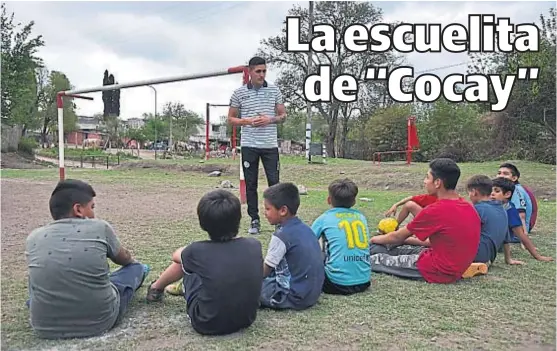  ?? (FACUNDO LUQUE) ?? Los chicos lo siguen. “Cocay” es el ídolo de los pibes en barrio Español, de Villa Allende. Consiguió conos y pecheras para entrenarlo­s.