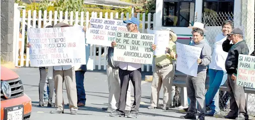  ??  ?? Los ejidatario­s se manifestar­on en las instalacio­nes de la SCT