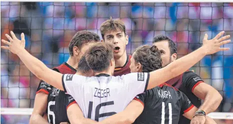  ?? FOTO: IMAGO ?? Hier jubeln die deutschen Volleyball­er um den Leutkirche­r Julian Zenger über einen Punktgewin­n, letzlich gewann aber Russland das Finale.