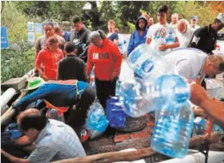  ?? EFE ?? Los habitantes de Ciudad del Cabo intentan abastecers­e de agua