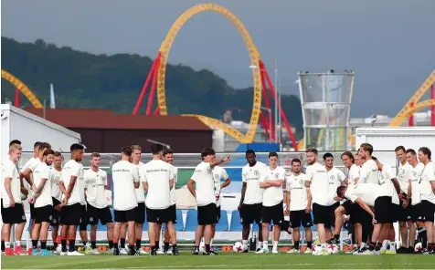  ??  ?? Trainieren, wo andere Urlaub machen: Die deutsche Nationalma­nnschaft bereitet sich an der russischen Schwarzmee­rküste auf den Confed Cup vor. Bei der Weltmeiste­rschaft im kommenden Jahr wird der DFB Tross aber wohl nicht vor einer Achterbahn die...