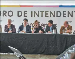  ?? PRENSA CAMBIEMOS ?? LARGADA. La gobernador­a, ayer, durante la cita con los intendente­s.