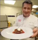  ??  ?? Nicolas Boussin a commencé à élaborer son dessert très précis dès le samedi. Un travail d’orfèvre.