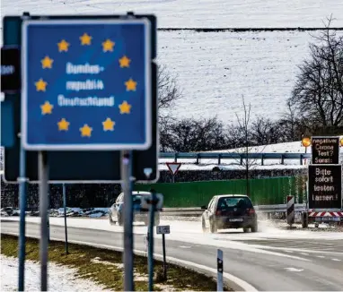  ??  ?? Deutschlan­d hat gestern die Kontrollen und Tests an der Grenze verstärkt. An der Schweizer Grenze gibt es Stichprobe­n.