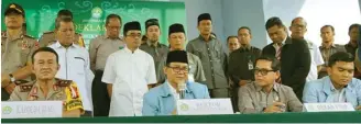  ?? DEFIZAL/RIAU POS/JPG ?? SATUKAN TEKAD: Mahasiswa dan dosen Unri mengadakan deklarasi menolak radikalism­e di rektorat Unri kemarin.