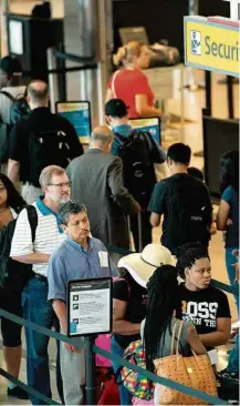  ?? Jim Watson/AFP ?? » CHECK-OUT Passageiro­s no aeroporto de Baltimore; EUA registrara­m no ano passado a primeira queda no número de turistas estrangeir­os e em seus gastos desde 2009 Auditor mencionou a procurador­es fatos ligados a investigaç­ão sobre compra de decisões em...
