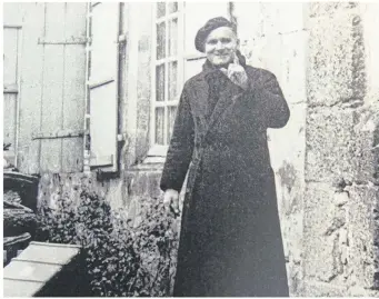  ??  ?? Marcel Poulain sur les marches du presbytère à son arrivée à Bellême le 21 novembre 1949.