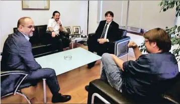  ?? RUBÉN MORENO ?? Puigdemont se reunió con Iglesias en Madrid, acompañado­s por Campuzano y Domènech