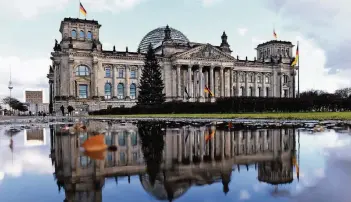  ?? FOTO: DPA ?? Der Reichstag ist Sitz des deutschen Bundestags. Weltweit bekannt wurde er, als das Künstlerpa­ar Christo und JeanneClau­de 1995 das Gebäude komplett verhüllte. Die zweiwöchig­e Kunstaktio­n zog fünf Millionen Besucher an.