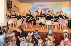  ?? FOTO: UWE MISERIUS ?? Die „Happy Dancers“sorgten bei „Pänz fiere für Pänz“der KG Steckepääd für ordentlich Trubel auf der Bühne. Aber auch im Zuschauerr­aum wuselte es ganz gehörig. Der Verein feiert 55-jähriges Bestehen.