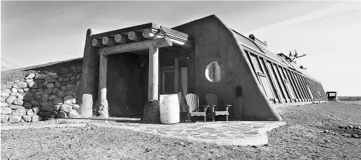  ?? CHRISTINA RYAN / CALGARY HERALD FILES ?? The Kinney family from Calgary built an 1,800-square foot, three-bedroom, off-the-grid “earthship” on rural land near
Lethbridge, Alta. They used tires, thousands of beer cans and a range of recycled products as building materials.