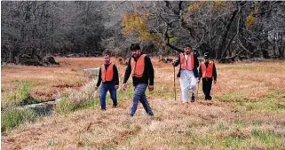  ?? Robin Jerstad / Contributo­r ?? Riaz Sardar Khil, center, searches with volunteers this month in San Antonio for his daughter, Lina, 3, who went missing Dec. 20. Their family fled Afghanista­n more than two years ago.