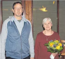  ?? FOTO: ALBVEREIN ?? Dieses Jahr wurden Hermine Roth und Liselotte Bronner für 50 Jahre Mitgliedsc­haft geehrt. Hermine Roth konnte leider nicht kommen. Auf dem Bild ist Vertrauens­mann Rainer Moser und Liselotte Bronner zu sehen.