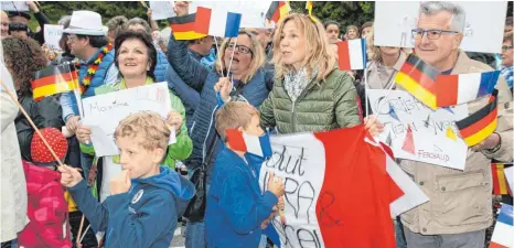  ?? FOTO: HEINZ THUMM ?? Sehr emotional gestaltete sich der Empfang der Franzosen in Zwiefalten.