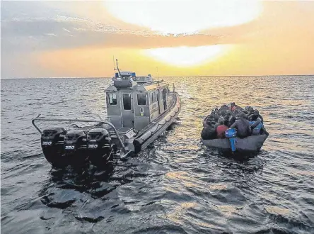  ?? FOTO: HASAN MRAD/IMAGO ?? Mehr als 28.000 Migranten sind seit Anfang 2014 im Mittelmeer ums Leben gekommen. Deshalb fordert Gerald Knaus, Vorsitzend­er der Denkfabrik „Europäisch­e Stabilität­sinitiativ­e“, neue Wege in der Migrations­politik.