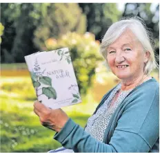  ?? FOTO: STEFAN KÖHLEN ?? Autorin Josi von Sahr freut sich über ihr erstes Buch, das in diesen Tagen erscheint.