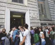  ?? Ansa ?? Per chi suona la campanella Studenti fuori da scuola