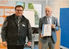  ?? Foto: Ulrike Ufken ?? Markus Eberle ist neuer Obermeiste­r der Metall‰Innung Günzburg‰Neu‰Ulm. Auf der Mitglieder­versammlun­g übergab Richard Meissle das Amt nach 22‰jähriger ehren‰ amtlicher Obermeiste­r‰Tätigkeit an ihn.