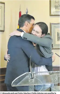  ?? David Castro ?? L’abraçada amb què Pedro Sánchez i Pablo Iglesias van segellar la firma del pacte de legislatur­a, el 12 de novembre del 2019.