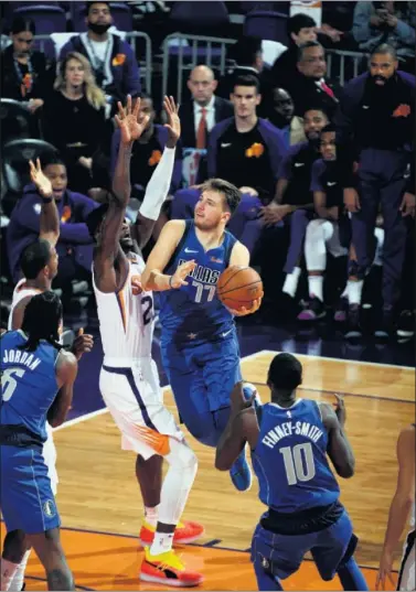  ??  ?? FUTURO. Luka Doncic (número 3 del draft) intenta anotar frente a DeAndre Ayton (número 1).