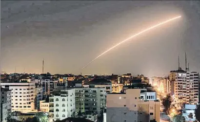  ?? BASHAR TALEB / AFP ?? Un misil intercepto­r de Israel deja una estela de luz sobre la ciudad de Gaza