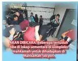  ??  ?? AKAN DIBICARA: Beberapa tertuduh tiba di lokap sementara di kompleks mahkamah untuk dihadapkan di Mahkamah Sesyen.