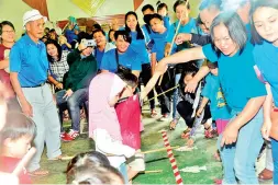  ??  ?? ACARA memancing ikan kertas sempena Hari Keluarga Sinakagon.