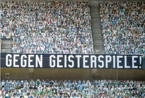  ?? Foto: Marius Becker, dpa ?? Noch während der abgelaufen­en Saison protestier­ten die Fans (hier in Mönchengla­dbach) gegen Geisterspi­ele. In der neuen Spielzeit werden wohl wieder Zuschauer die Stadien betreten dürfen – wenn auch vorerst wahrschein­lich nur wenige.
