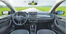  ??  ?? Das Interieur wirkt nach der Überarbeit­ung hochwertig­er, und im Cockpit ist genug Platz für Fahrer und Beifahrer.