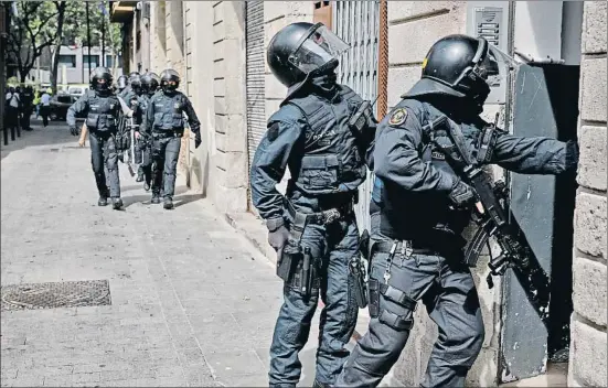  ?? ÀLEX GARCIA ?? Assalt policial al Raval. Una columna de mossos de la Brimo accedeix a un immoble del carrer Sant Martí, ahir