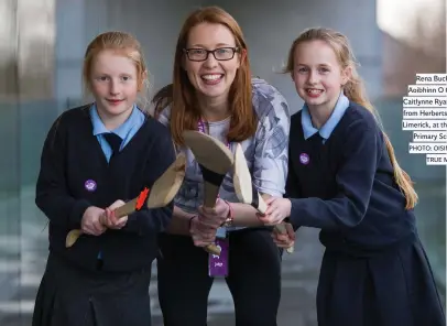  ?? PHOTO: OISIN McHUGH/ TRUE MEDIA ?? Rena Buckley with Aoibhinn O Connor and Caitlynne Ryan McNamara from Herbertsto­wn NS, Co Limerick, at this year’s RDS Primary Science Fair