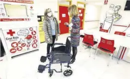  ?? JAIME GALINDO ?? Una usuaria recoge una silla en la oficina de Cruz Roja en Zaragoza.