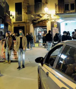  ?? ?? Il fenomeno A Bari il popolo della notte invade i vicoli del borgo antico