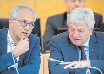  ?? FOTO: DPA ?? Die zwei Köpfe von Schwarz-Grün in Hessen: Ministerpr­äsident Volker Bouffier (rechts, CDU) und sein Vize, Wirtschaft­sminister Tarek Al-Wazir (Grüne).
