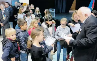  ??  ?? Remise de diplômes pour les plus jeunes.