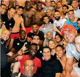  ?? AMÉRICA DE CALI ?? Una imagen típica en el cierre de torneo. El festejo de Guimaraes y sus jugadores en el camerino del América.