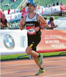  ?? Foto: marathon-photos.com ?? Einen perfekten Saisonabsc­hluss erlebte Triathlet Dominic Wimmer beim München Marathon: Er knackte die 3-Stunden-Marke.