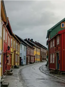  ??  ?? Mycket av Røros charm sitter i dessa färggranna husfasader. Färgerna har sitt ursprung i restproduk­ter från utvinninge­n av koppar.