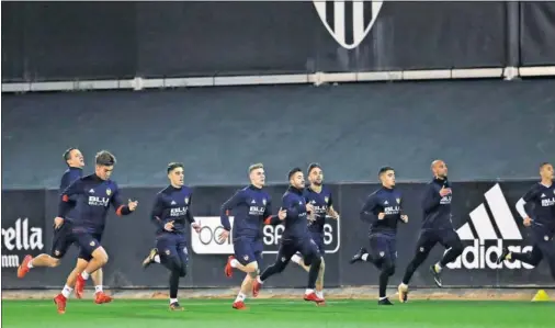  ??  ?? A LA CARRERA. La plantilla valenciani­sta realizó muchos ejercicios sin balón con los preparador­es físicos del club.