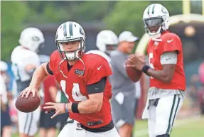  ?? GEOFF BURKE/USA TODAY SPORTS ?? Jets rookie Sam Darnold (14) and veteran Teddy Bridgewate­r (5) participat­e in drills Monday during a practice with the Redskins.