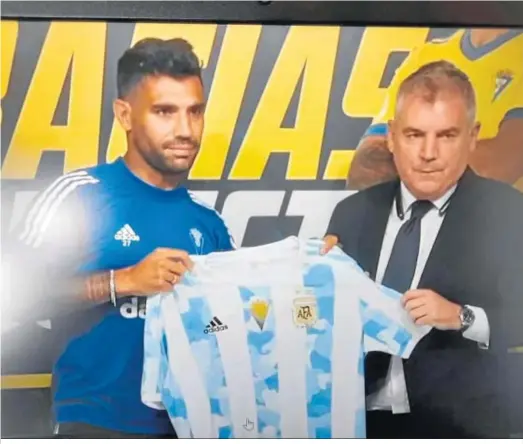  ??  ?? Augusto Fernández (i) recibe ayer del presidente una camiseta de la selección argentina con el escudo del Cádiz.